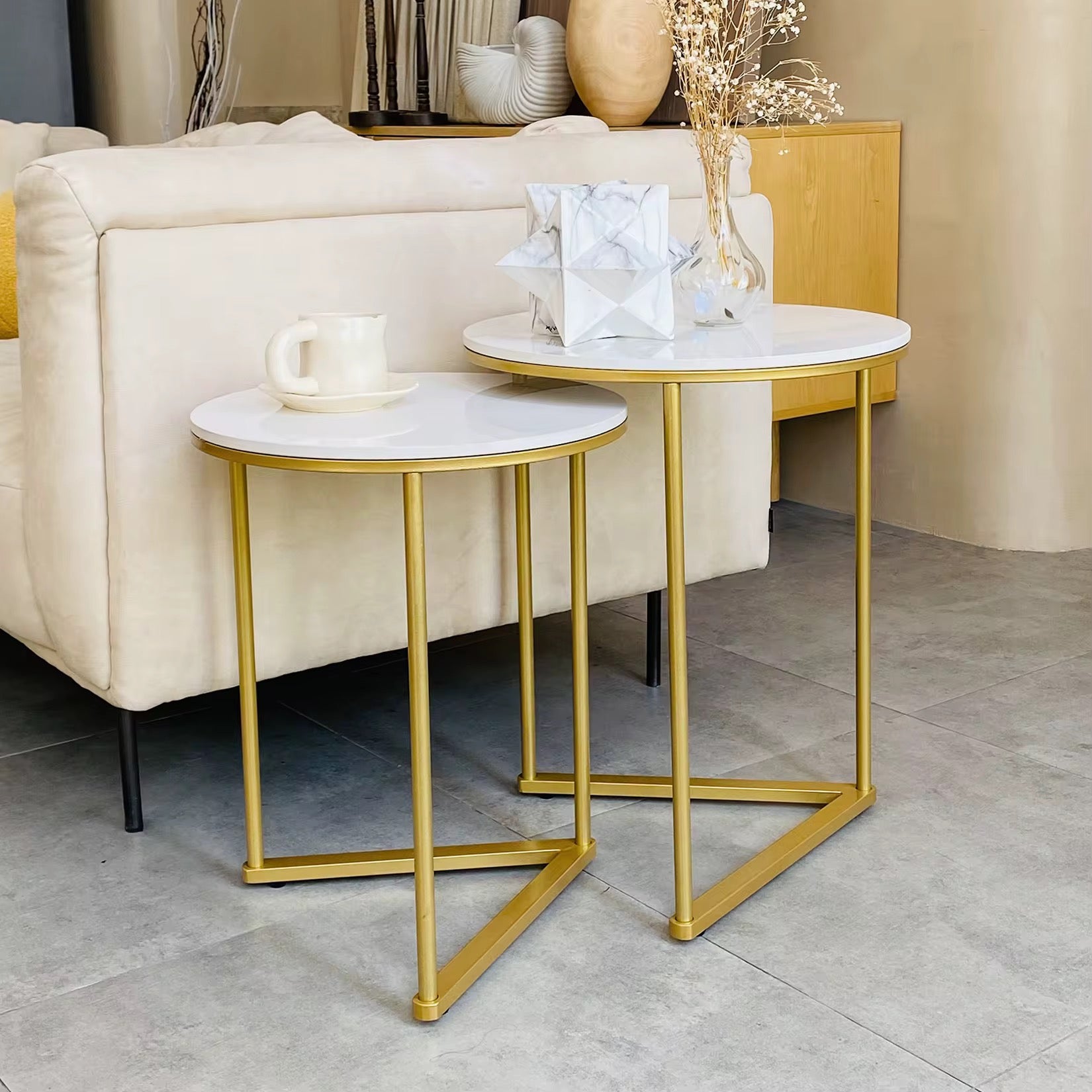 Exklusivt Set med 2 Sidobord – Vit Stenskiva & Guld Metallram