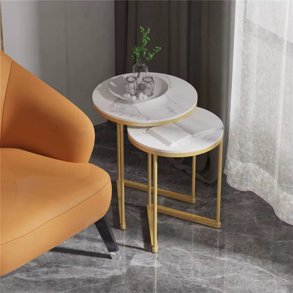 Exklusivt Set med 2 Sidobord – Vit Stenskiva & Guld Metallram
