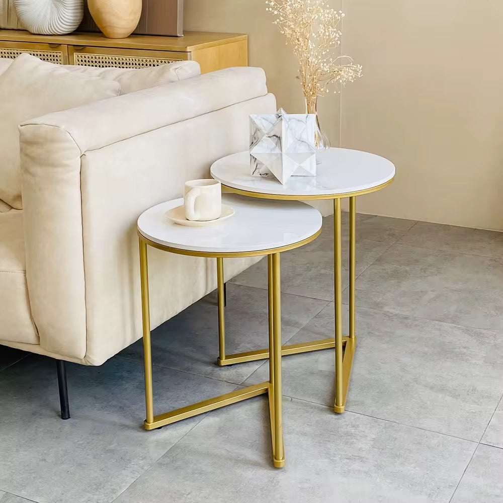 Exklusivt Set med 2 Sidobord – Vit Stenskiva & Guld Metallram